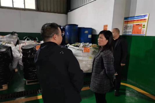 市生態(tài)環(huán)境局四級調(diào)研員邱麗君率隊(duì)檢查雁峰區(qū)危廢經(jīng)營企業(yè)