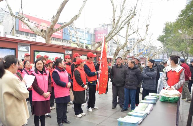 這些法，你需要知道！爭做文明先行者，共創(chuàng)九江文明城——九江市生態(tài)環(huán)境局聯(lián)合市婦聯(lián)、巾幗志愿者協(xié)會結(jié)合創(chuàng)文開展普法宣傳